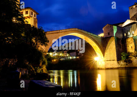 Il Stari Most ponte sopra il fiume Neretva a Mostar, in piedi in tutta la sua gloria contro la notte blu cielo Foto Stock