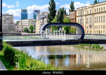 Festina Lente (latino per 'make fretta lentamente') ponte sopra il fiume Miljacka a Sarajevo - il funky loop design esorta i pedoni per godere della vista Foto Stock