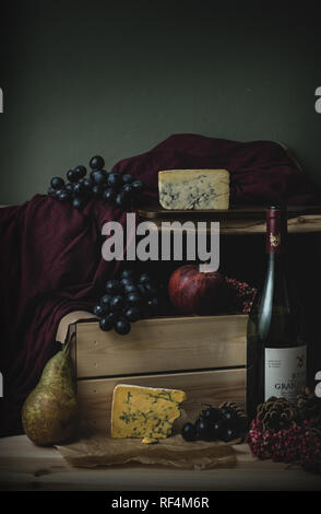 Formaggi e vino, uva, scuro fotografia di cibo Foto Stock