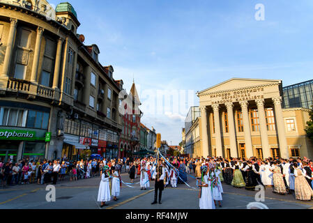 Subotica, Serbia - Agosto 15, 2018: Subotica piazza principale con molti locali celebrare la nuova stagione di mietitura, Duzijance giorno Foto Stock