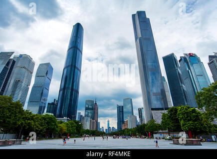 Guangzhou - Cina - Luglio 15, 2018: Guangzhou moderno Xiancun downtown area vedute dei grattacieli moderni e gente che cammina sulla piazza Foto Stock