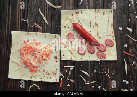 Ingredienti per la cottura burrito su un tavolo di legno Foto Stock