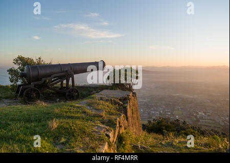 Mowbray Ridge Trail conduce gli escursionisti fino la meraviglia urbano di Devil's Peak, parte di Table Mountain National Park, in Città del Capo Western Cape, Sud Africa Foto Stock