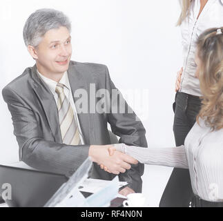 Manager di stretta di mano e il client in ufficio Foto Stock