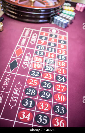 Tavolo da Roulette in un casinò con la ruota e il chip. Foto Stock