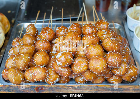 Fritti dolci di sesamo riso appiccicoso spiedini di sfere - Codolo You Guo Zi - Chengdu, nella provincia di Sichuan, in Cina Foto Stock