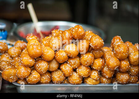 Fritti dolci di sesamo riso appiccicoso spiedini di sfere - Codolo You Guo Zi - Chengdu, nella provincia di Sichuan, in Cina Foto Stock