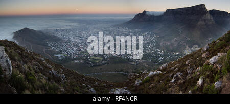 Escursionismo fino testa di leone per le viste della luna piena su Cape Town, Provincia del Capo Occidentale, Sud Africa è una delle attività più popolari. Foto Stock