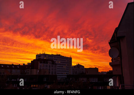 Tramonto spettacolare sulla scena urbana Foto Stock