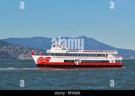 Il rosso e il bianco Enhydra traghetti che trasportano passeggeri in tutta la baia di San Francisco, San Francisco, California, Stati Uniti d'America Foto Stock