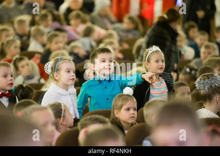 Molti bambini del pubblico. Bambini's auditorium Foto Stock