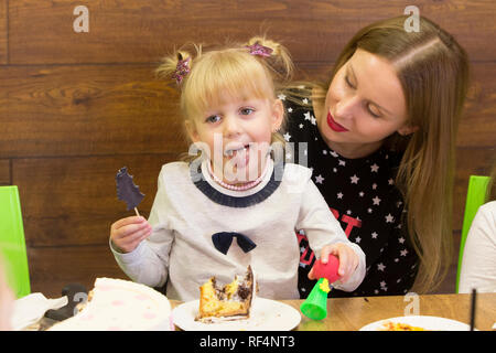 La Bielorussia, Gomel, 13 ottobre 2018. Vacanze in città. I bambini del padiglione.Mamma e figlia piccola di mangiare in un bar Foto Stock