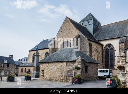 Paimpont Memoriale di guerra e l'Abbazia de Paimpont, Ille et Vilaine Bretagna, Francia, Foto Stock