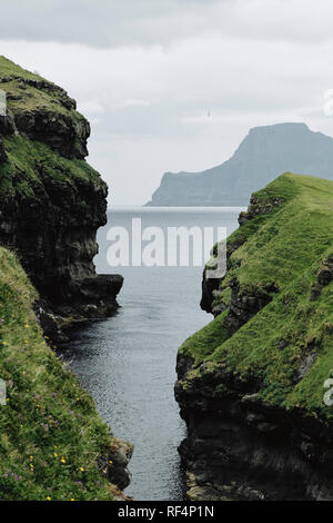 Gjogv è un villaggio situato sulla punta nord-orientale dell'isola di Eysturoy, nelle Isole Faerøer Foto Stock