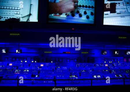 Command Station per il lancio di missili. Missioni spaziali del centro di controllo della NASA. Florida, Stati Uniti d'America. John F. Kennedy Space Center. Stazioni di lavoro Foto Stock