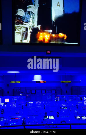 Command Station per il lancio di missili. Missioni spaziali del centro di controllo della NASA. Florida, Stati Uniti d'America. John F. Kennedy Space Center. Stazioni di lavoro Foto Stock