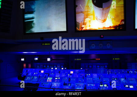 Command Station per il lancio di missili. Missioni spaziali del centro di controllo della NASA. Florida, Stati Uniti d'America. John F. Kennedy Space Center. Stazioni di lavoro Foto Stock