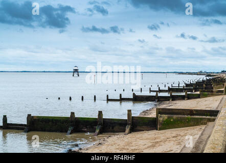 Il faro e la spiaggia a Dovercourt Essex England Regno Unito. Gennaio 2019 Foto Stock