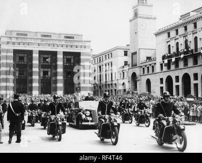 Charles de Gaulle e Giovanni Gronchi delle celebrazioni per il centenario della guerra del 1959, Brescia, Italia Foto Stock