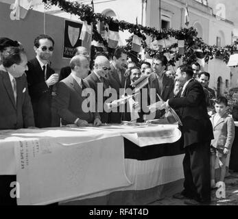 Amintore Fanfani durante una cerimonia in Basilicata, Italia, 1953 Foto Stock