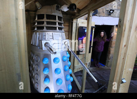 Lisa Cole, che co-proprietario del Museo della fantascienza classica in Allendale in Northumberland, con suo marito Neil, sorge nei pressi di un Dalek display. A conduzione familiare e il museo della fantascienza può avere per chiudere perché il display Dalek non conformi alle norme di pianificazione. Foto Stock