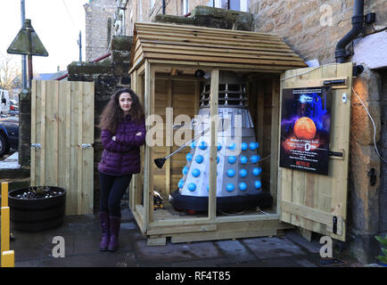 Lisa Cole, che co-proprietario del Museo della fantascienza classica in Allendale in Northumberland, con suo marito Neil, sorge accanto a un display Dalek. A conduzione familiare e il museo della fantascienza può avere per chiudere perché il display Dalek non conformi alle norme di pianificazione. Foto Stock