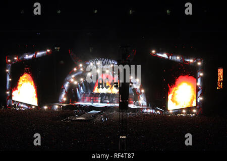 AC/DC suonare dal vivo presso lo Stadio di Wembley che il 4 Luglio 2015 Foto Stock