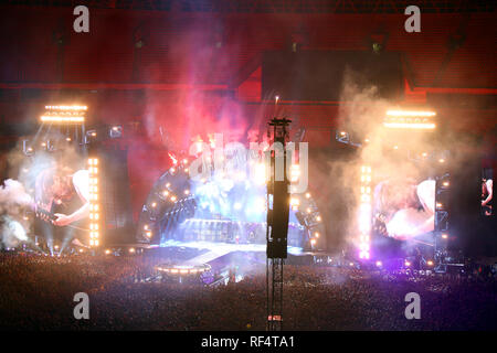 AC/DC suonare dal vivo presso lo Stadio di Wembley che il 4 Luglio 2015 Foto Stock