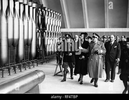 Italia, Roma, Principessa del Piemonte per mostrare autosufficienti ore Italiano, sala delle armi, 1938 Foto Stock