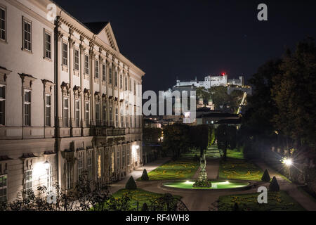 Salisburgo, Kurgarten, Schloss Mirabell, im Hintergrund die Festung Hohensalzburg - Salzburg, il giardino Mirabell, il Palazzo Mirabell, Castello Hohensalzburg in Foto Stock