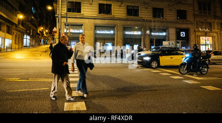 Barcellona, Spagna - Nov 11, 2017: ampia immagine del maschio senior giovane attraversamento strada sulla Via Augusta viale nel centro di Barcellona con la Deutsche Bank office in background Foto Stock