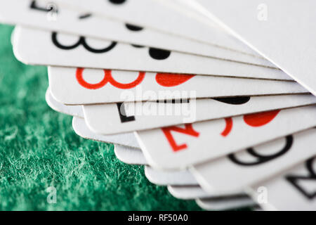 Messa a fuoco selettiva delle carte da gioco in mazzo su sfondo verde Foto Stock