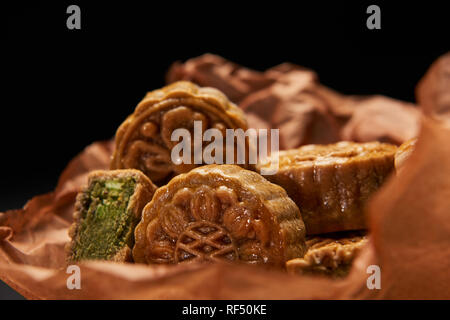 Messa a fuoco selettiva di cinese tradizionale mooncakes isolato su nero Foto Stock