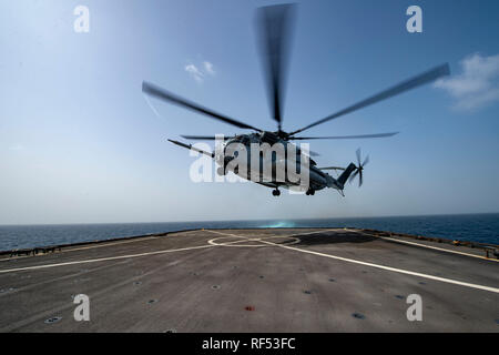 190122-N-A530-1030 U.S. 5TH FLOTTA AREA DI OPERAZIONI (GEN. 22, 2019) - Un CH-53 Super Stallion elicottero atterra sul ponte di volo di Whidbey Island-classe dock anfibio sbarco nave USS Fort McHenry (LSD 43) Il 22 gennaio 2019. Fort McHenry è parte dell'anfibio Kearsarge pronto il gruppo e con il ventiduesimo imbarcato Marine Expeditionary Unit, è distribuito negli Stati Uniti Quinta Flotta area di operazioni a sostegno di operazioni navali per garantire stabilità marittimo e la sicurezza nella regione centrale di collegamento del Mediterraneo e del Pacifico attraverso l'Oceano Indiano occidentale e tre strozzatura strategica po Foto Stock