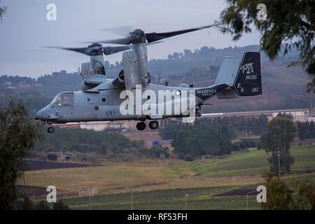 Un U.S. Marine Corps MV-22 Osprey si prepara a terra con U.S. Marines da Special Purpose Marine compito Air-Ground Force-Crisis Response-Africa durante un full-missione profilo di prove in Sicilia, Italia, Gennaio 17, 2019. SPMAGTF-CR-AF è una forza di rotazione distribuito per condurre una crisi-risposta e il teatro delle operazioni di sicurezza in Europa e in Africa. (U.S. Marine Corps foto di Sgt. Katelyn Hunter) Foto Stock