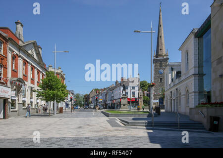 Città di Liverpool street su una soleggiata giornata estiva con Lisburn Cattedrale e la biancheria Lisburn Museum sulla destra. Foto Stock