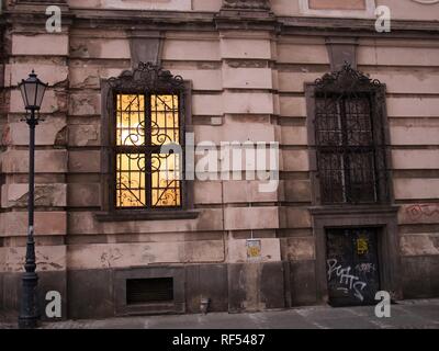 Vecchio e rustico Weathered edificio barocco ornato di Windows con barre di ferro su di essi ad un lampione, Wroclaw, Polonia Foto Stock