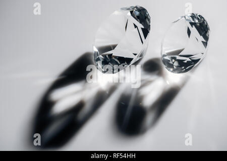 Chiaro lucido diamanti con ombre su uno sfondo grigio Foto Stock