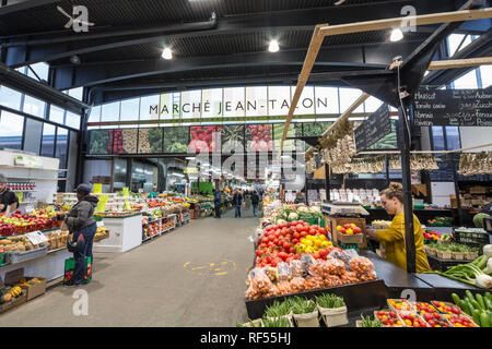 MONTREAL, Canada - 6 Novembre 2018: vicolo principale delle Marche Jean Talon mercato mercanti con la vendita di frutta e verdura e negozi di generi alimentari. Si tratta di un punto di riferimento Foto Stock