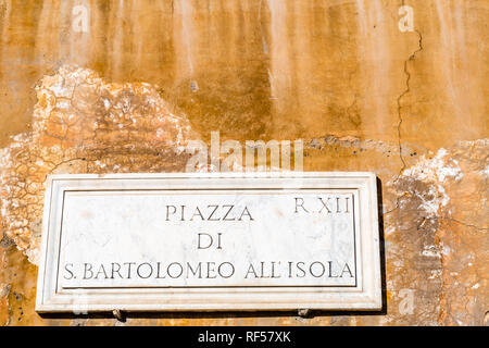 Roma, Italia - 4 gennaio 2019: la luce è illuminante il nome della strada segno della PIAZZA DI SAN BARTOLOMEO ALL'ISOLA Foto Stock