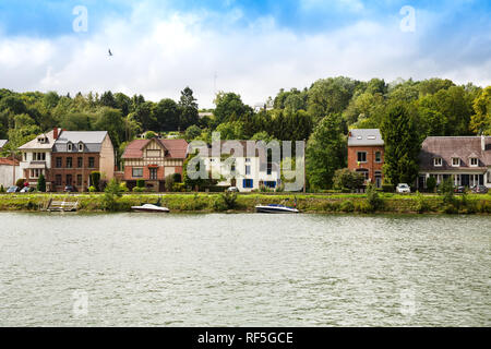 Case in Dinant, vista dal fiume Mosa in Belgio. Foto Stock