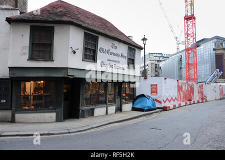 Una traversina ruvida della tenda piantato accanto a LSE per lavori di costruzione e il famoso vecchio negozio di curiosità su Portsmouth Street, Londra, WC2, Regno Unito Foto Stock