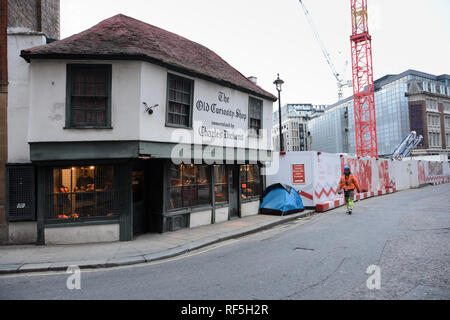 Una traversina ruvida della tenda piantato accanto a LSE per lavori di costruzione e il famoso vecchio negozio di curiosità su Portsmouth Street, Londra, WC2, Regno Unito Foto Stock