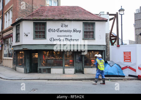 Una traversina ruvida della tenda piantato accanto a LSE per lavori di costruzione e il famoso vecchio negozio di curiosità su Portsmouth Street, Londra, WC2, Regno Unito Foto Stock
