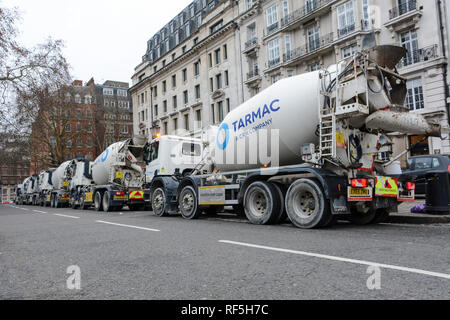 Una coda di Tarmac DAF Trucks attendere per scaricare il loro calcestruzzo preconfezionato delle basi della LSE dell edificio Marshall in Lincoln' s Inn campi, Londra Foto Stock