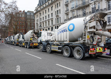 Una coda di Tarmac DAF Trucks attendere per scaricare il loro calcestruzzo preconfezionato delle basi della LSE dell edificio Marshall in Lincoln' s Inn campi, Londra Foto Stock