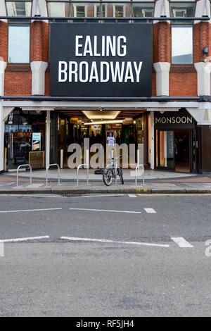 La facciata esterna e ingresso alla stazione di Ealing Broadway shopping centre, il Broadway, Londra W5, Regno Unito Foto Stock