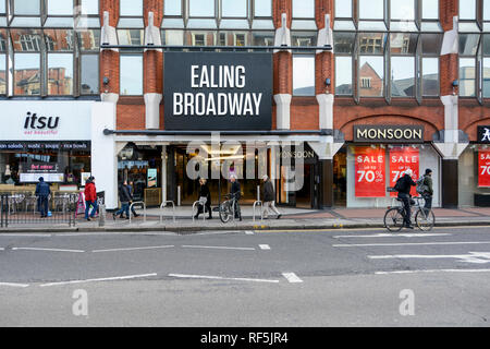 Facciata esterna e ingresso al Centro commerciale Ealing Broadway, The Broadway, London, W5, UK Foto Stock