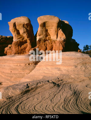 Stati Uniti d'America, Utah, Scalone Escalante monumento nazionale, la luce della sera su eroso hoodoo formazioni nel Giardino del Diavolo; il foro nella roccia Scenic Byway Foto Stock