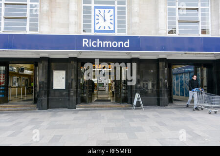 La facciata esterna della stazione di Richmond, il quadrante, Richmond, London, TW9, Regno Unito Foto Stock